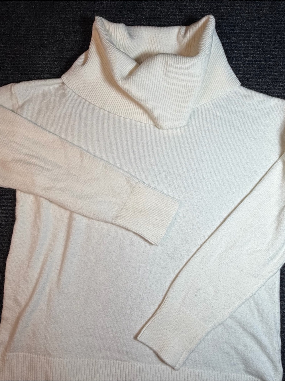 Women’s Banana Republic Cream Turtleneck Sweater - Classic Lightweight Knit